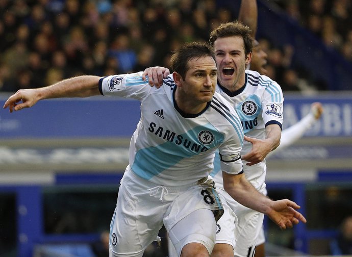 Lampard y Mata celebran un gol del Chelsea