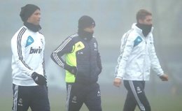 Mourinho, Cristiano Ronaldo y Sergio Ramos en el último entrenamiento de 2012