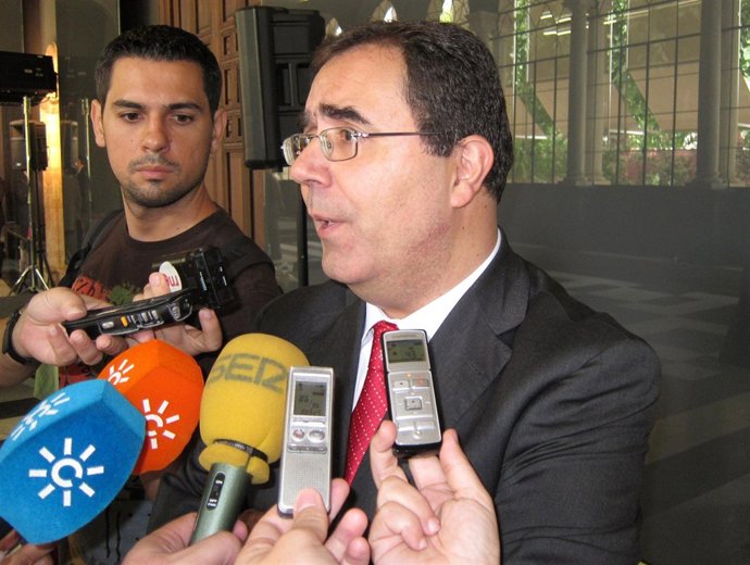 Vicente Guzmán Fluja, Atiende A Los Medios