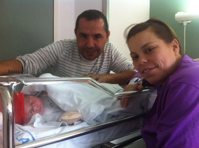 Ángel Jorge e Isabel María Rodríguez posan junto a su hijo