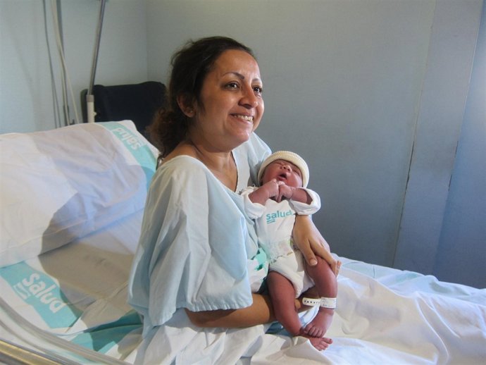 Helen Tatiana con su hijo Derryck, el primer bebé del año en Zaragoza.