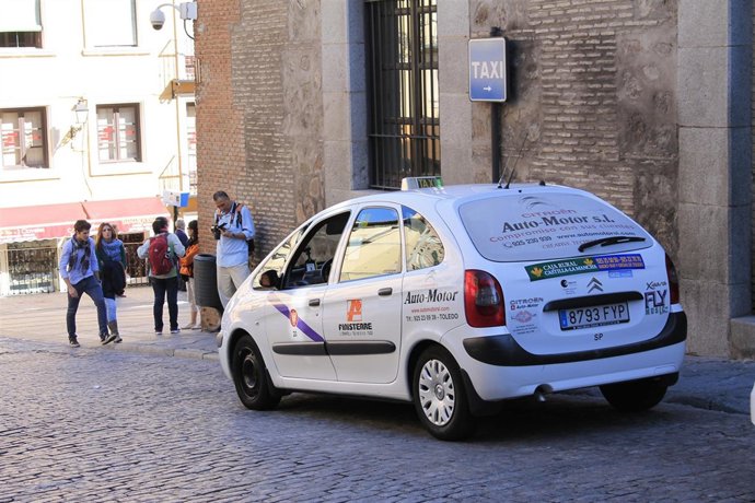 Paradas de taxi, transporte público, taxis y el turismo