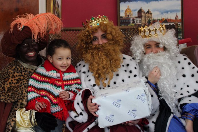 Niños inmigrantes visitados por los Reyes Magos en la fiesta de Ateneo Universit