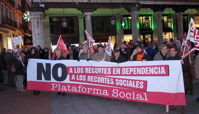 Concentración contra los recortes sociales en Fuente Dorada