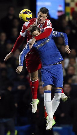 Fernando Torres pelea un balón con Ryan Nelsen, del QPR