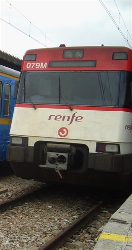 Un tren de la línea convencional en la estación de Segovia