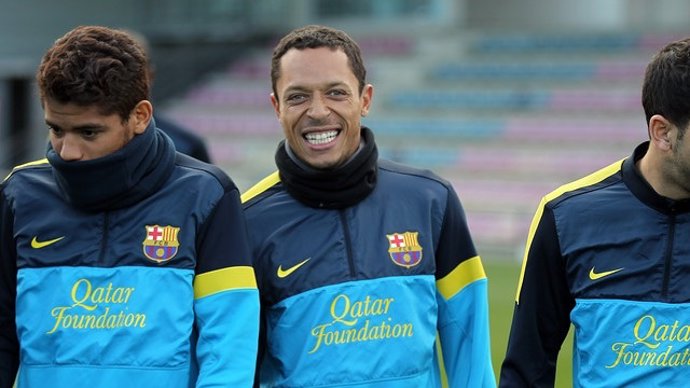 Dos Santos y Adriano en el entrenamiento del FC Barcelona