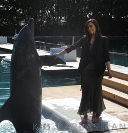 Kim en el acuario con el defín