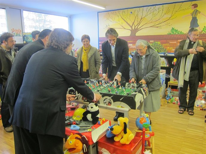 El alcalde en la entrega de juguetes 