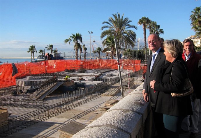 El alcalde de Málaga, Francisco de la Torre, visita las obras de chiringuitos