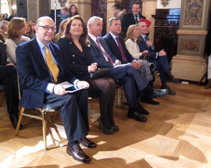 Cristobal Montoro, junto a Carmen Crespo.