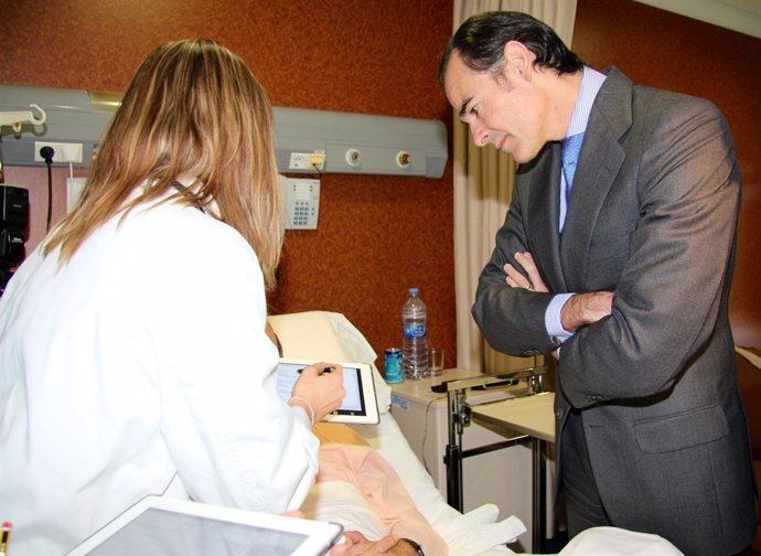Manuel Llombart en su visita al Hospital Provincial de Castellón