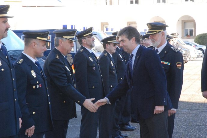 Cosidó saluda a responsables policiales de Asturias.