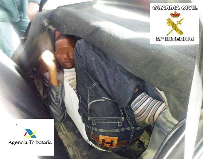 Inmigrante oculto en el doble fondo de un maletero