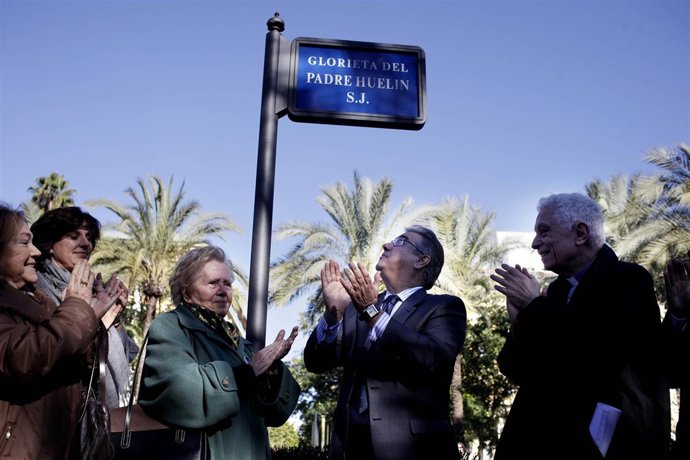 Rótulo en memoria de Carlos Huelin.