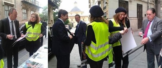Las madres de Monserrat vendiendo el calendario erótico a las puertas del Palau