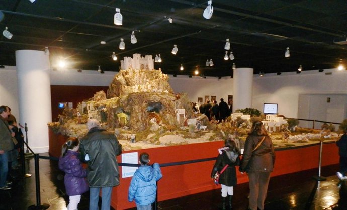 Visitantes en el Belén de la sala CAI Luzán      