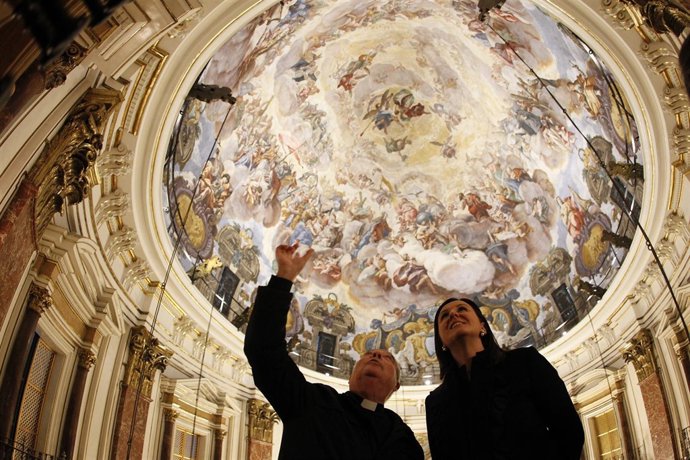 La consellera Català durante la visita a la basílica