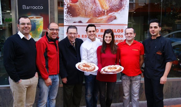Comerciantes y pasteleros del barrio de Vistalegre con el roscón