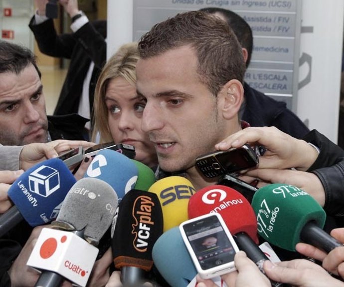 Roberto Soldado visita Hospital La Fe