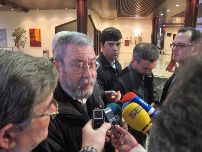 Méndez realiza declaraciones a los medios en Oviedo.