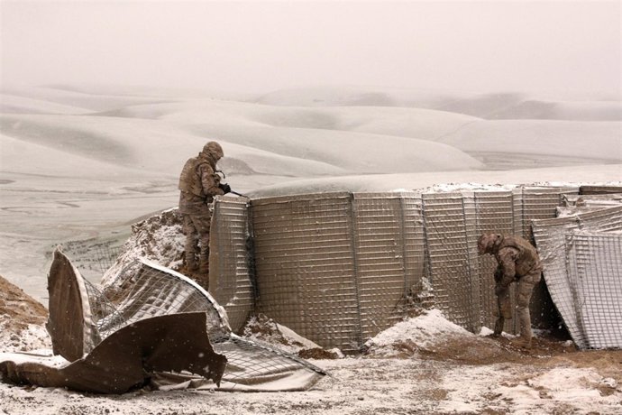 Militares españoles desmantelan la última base de patrullas
