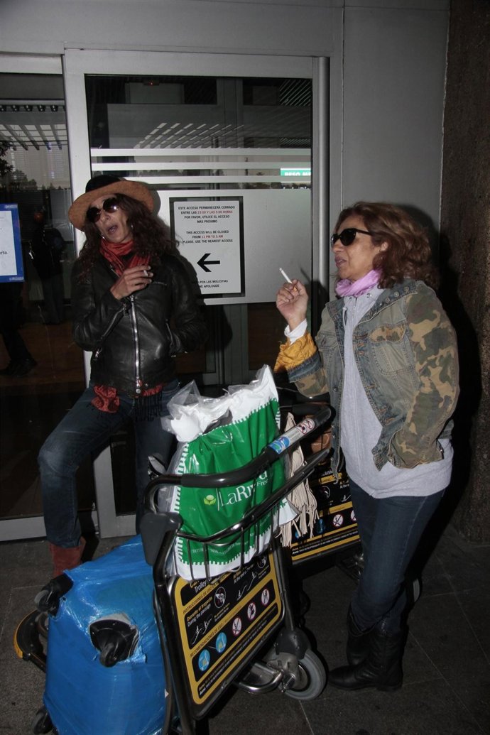 Las hermanas en la salida del aeropuerto