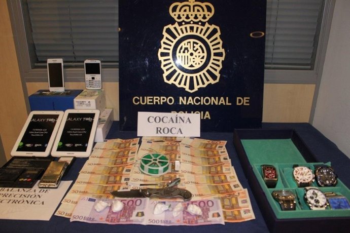 Droga y dinero incautada por la Policía Nacional a los detenidos.