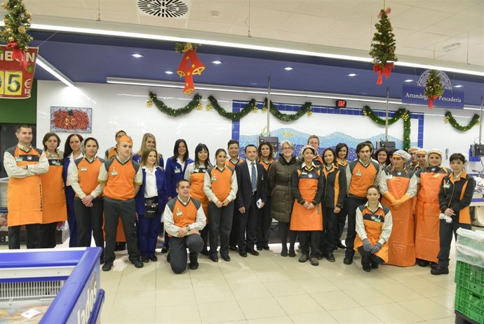 Goicoechea, con la plantilla y responsables de Mercadona .                     