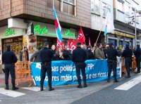 Sindicalistas de CC.OO. y CIG y una afectada de las preferentes protestan en el acto de Rajoy en Pontevedra