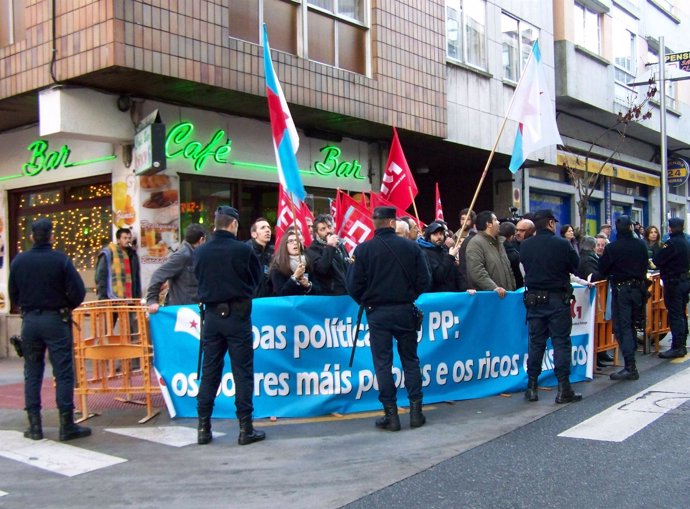 Protesta en el exterior del museo de Pontevedra inaugurado por Rajoy