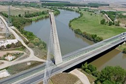 Puente en la AP-15 sobre el río Ebro, en Castejón.