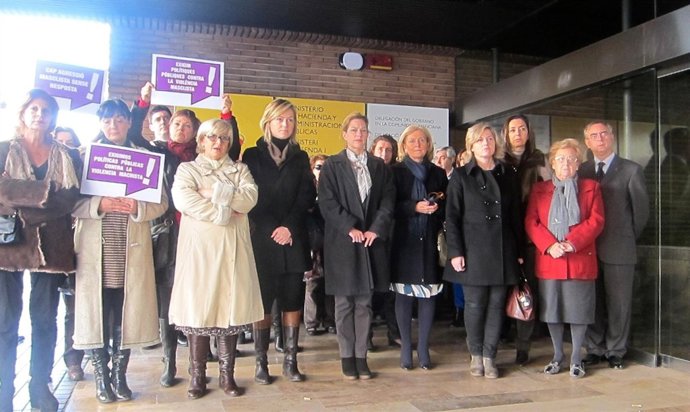 La delegada del Gobierno (centro) en la concentración en repulsa al crimen