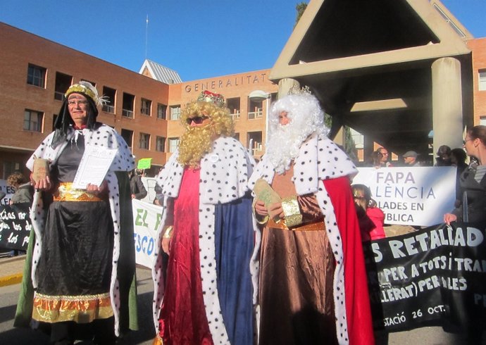 Los 'reyes magos' de FAPA a las puertas de la Conselleria de Educación