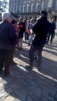 Afectados por preferentes protestan a la entrada de un acto de Rajoy en Santiago, y dos son llevados en coche policial