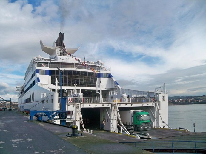 Un ferry en el puerto.