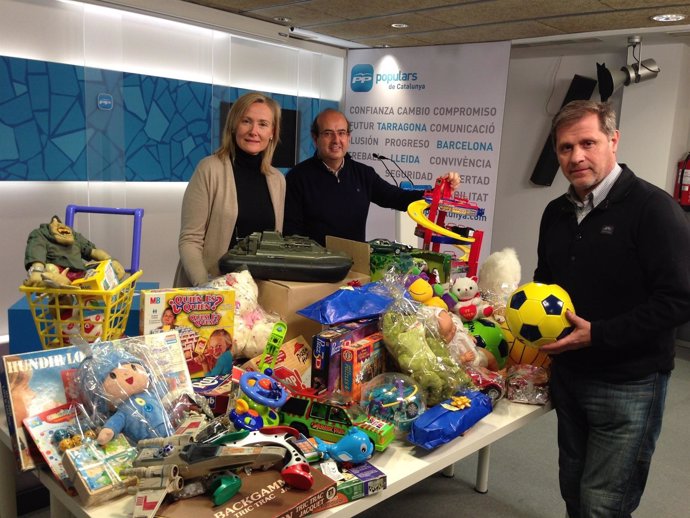A.Esteller, J.Mulleras y A.Fernández (PP) recogen juguetes para Reyes