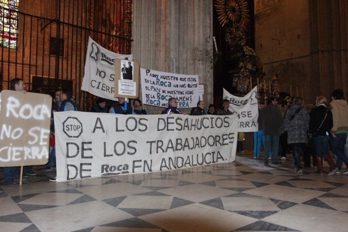 Encierro de los trabajadores de Roca en la Catedral de Sevilla
