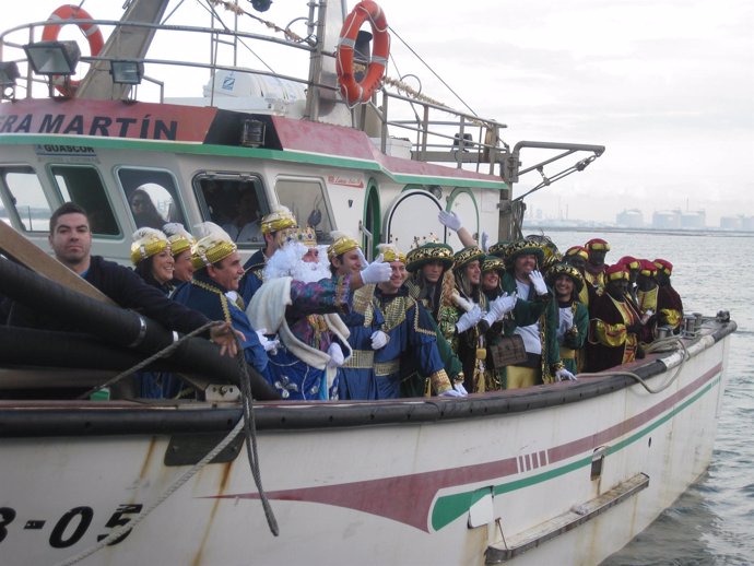 Imagen de los Reyes Magos llegando en barco a Punta Umrbía.
