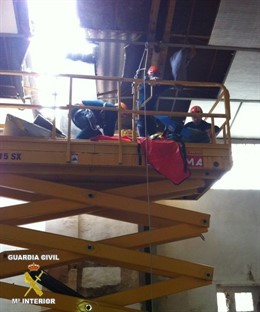 La Guardia Civil rescata a un trabajador en una plataforma elevadora