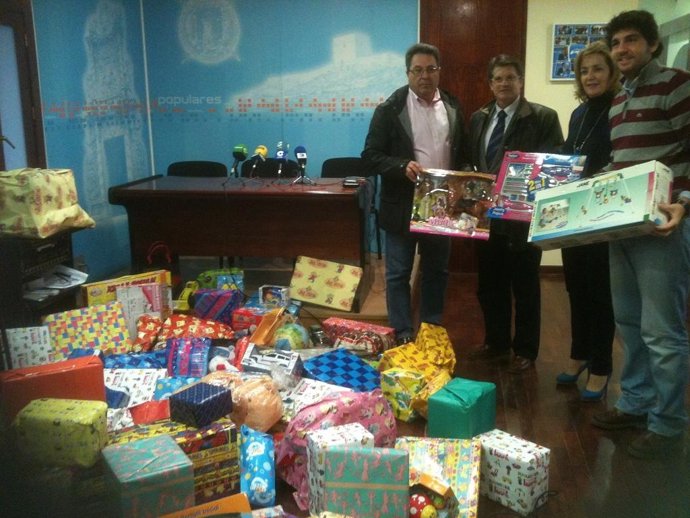 PP de Lorca entrega a Cruz Roja 200 juguetes 