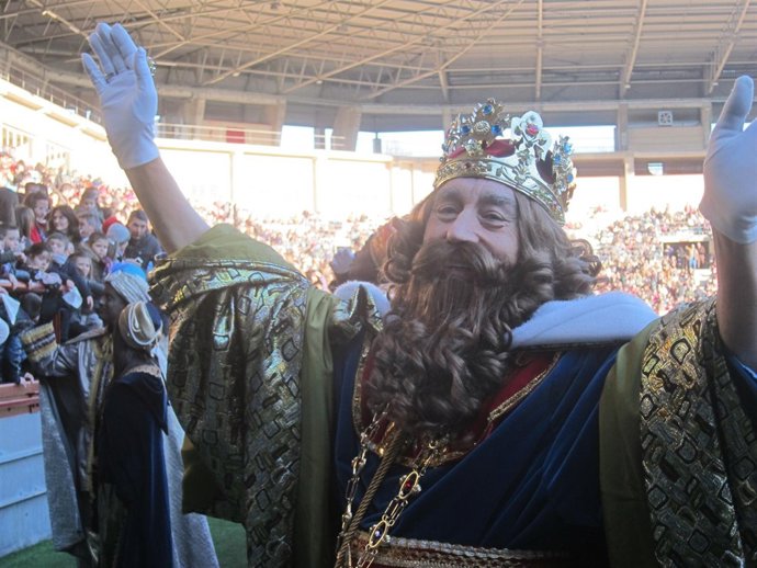 Gaspar saluda a los niños en Las Gaunas, abarrotada de niños