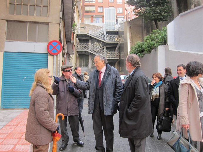 Iñaki Azkuna conversa con vecinos