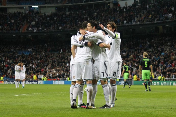Celebración gol Real Madrid Benzema Cristiano Ronaldo Kaká