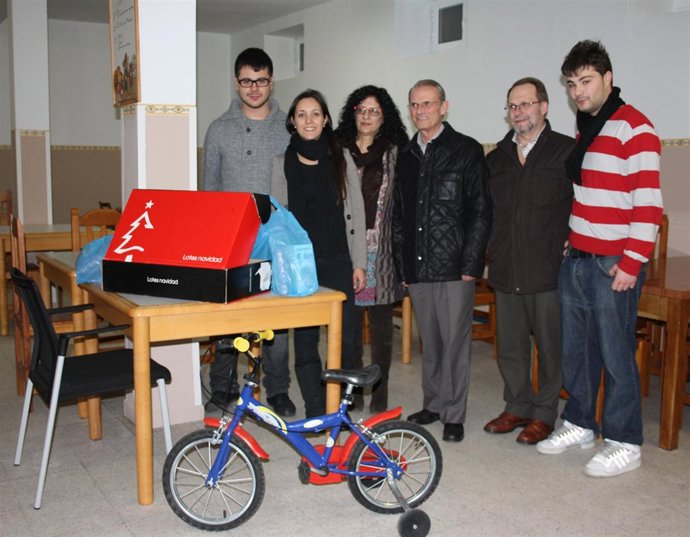 Entrega de alimentos y juguetes en Mensajeros de la Paz