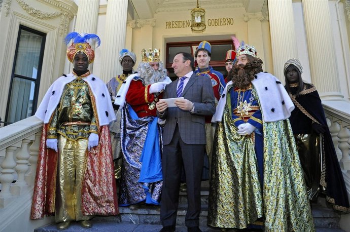Pedro Sanz entrega la carta del Gobierno regional a los Reyes Magos