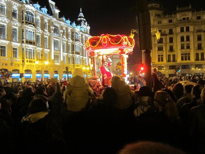 Gaspar saluda a los asistentes a la Cabalgata. 