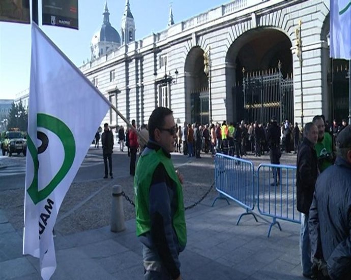 Trabajadores de Patrimonio Nacional frente al Palacio Real