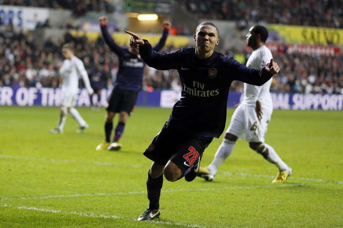 Gibbs celebra un gol del Arsenal ante el Swansea