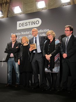 El ganador del 45 Premi Josep Pla, Genís Sinca, rodeado del jurado